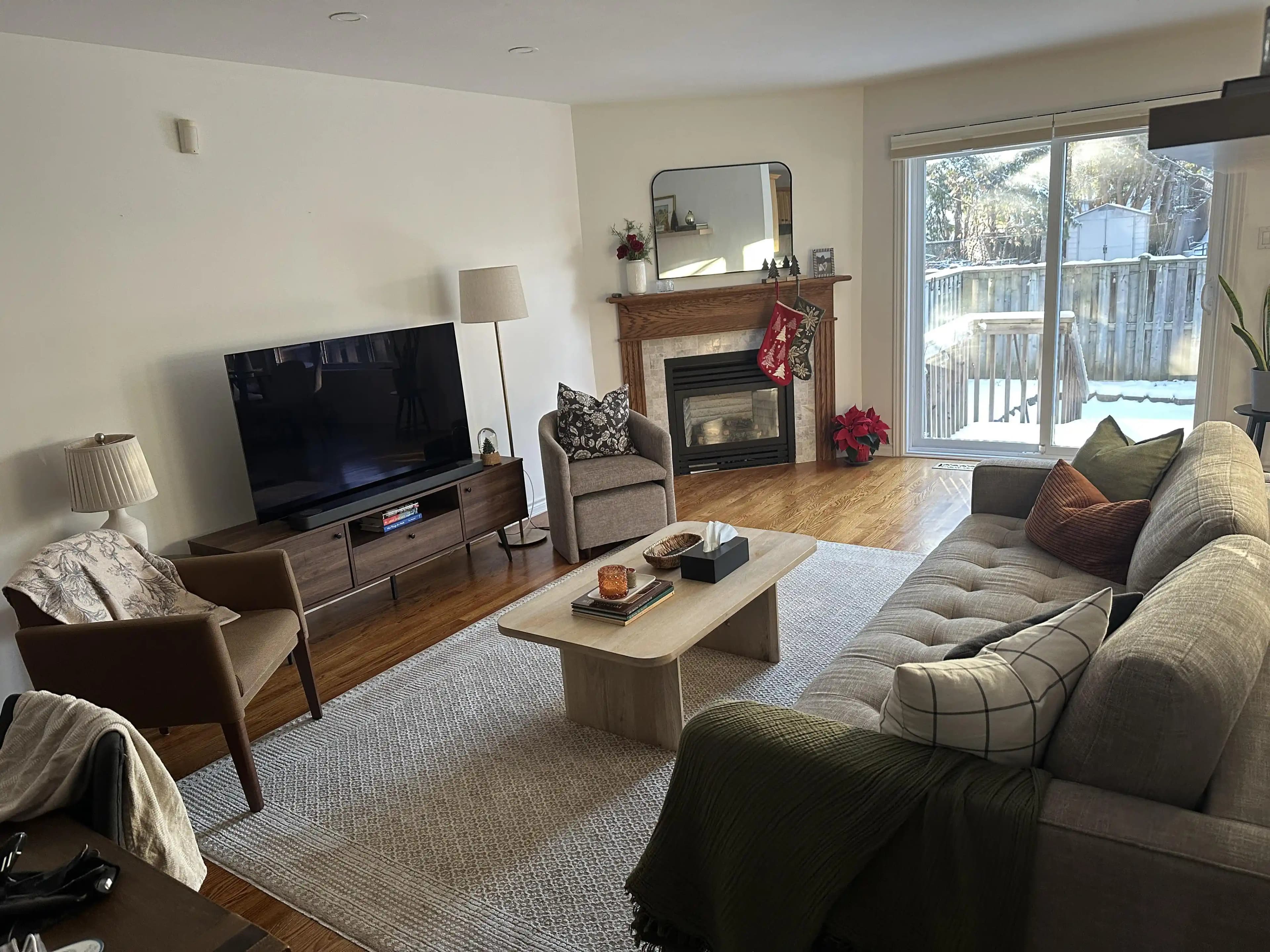 Oturma Odası Dekorasyonunda Renk, Doku ve Fonksiyonel Düzenlemelerle Denge Sağlama