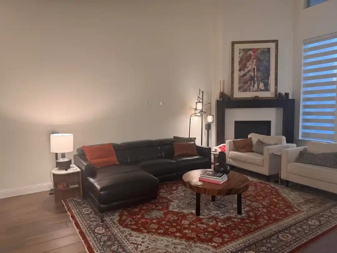 Oturma Odasında Konfor ve Estetik İçin Duvar Dekorasyonu ve Mobilya Düzeni Yöntemleri