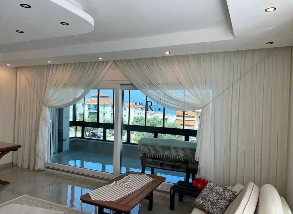 Oturma Odasında Perde Seçimi: Renk ve Stil Önerileri ile Mekânınıza Uyum Sağlayın