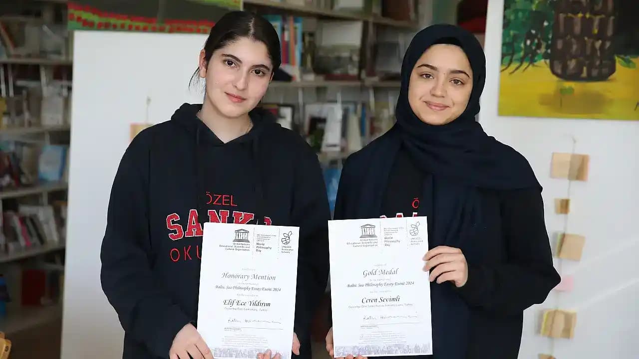 Üniversite Öğrencisi Odası İçin Koyu Yeşil ve Hardal Tonlarında Duvar Boyası Seçimi