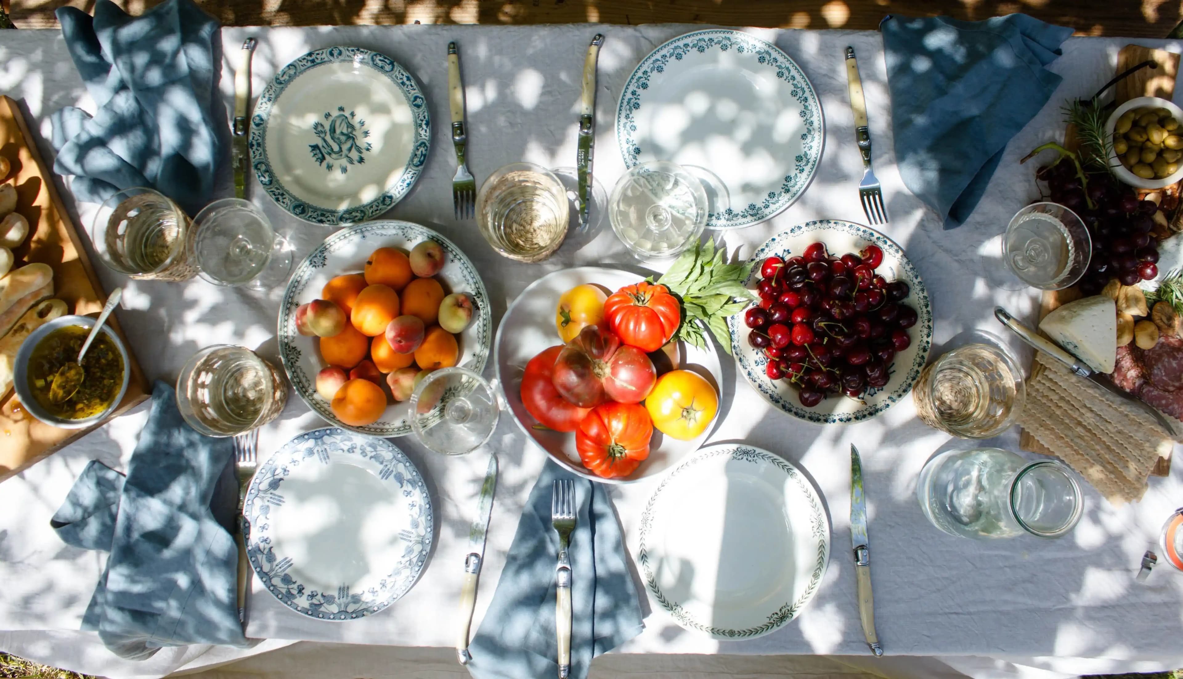 Yemek Odası Olmadan Akşam Yemeği Partisi Düzenlemek İçin Pratik ve Şık Çözümler
