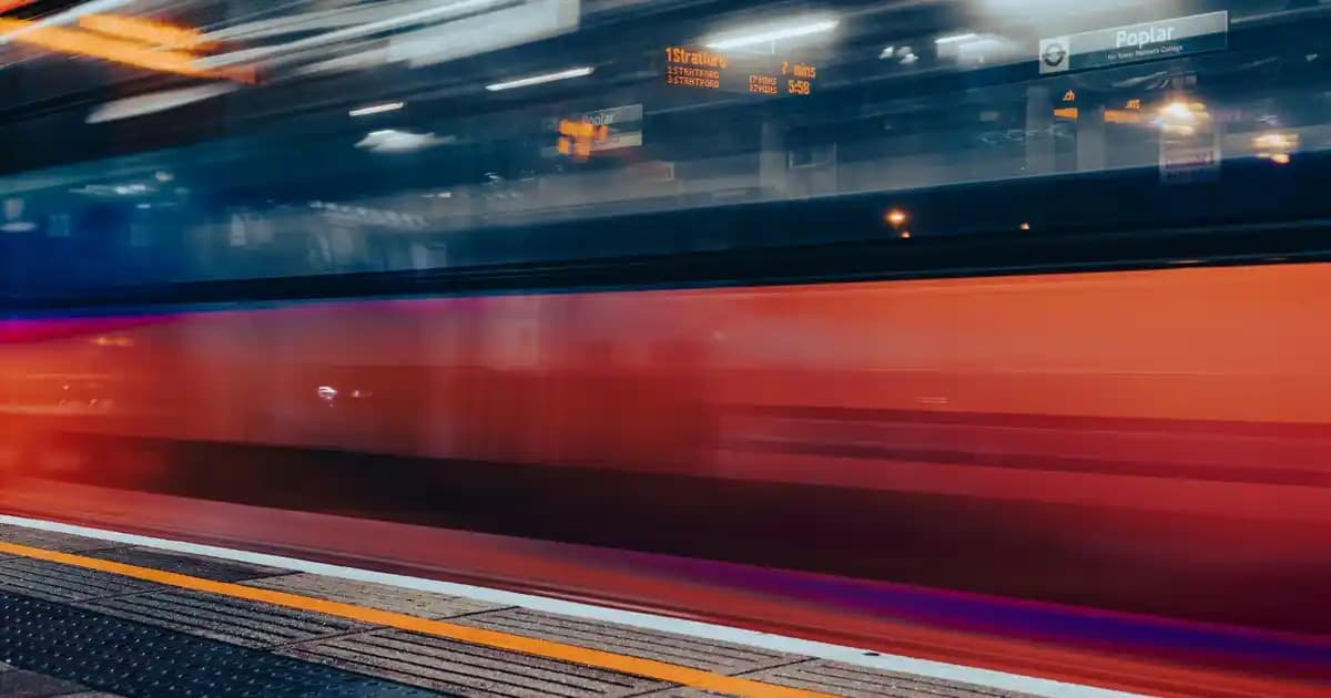 Ceviz Ağacından Tasarlanmış Yemek Masaları: Doğal Şıklık ve Dayanıklılık İçin En İyi Seçenekler