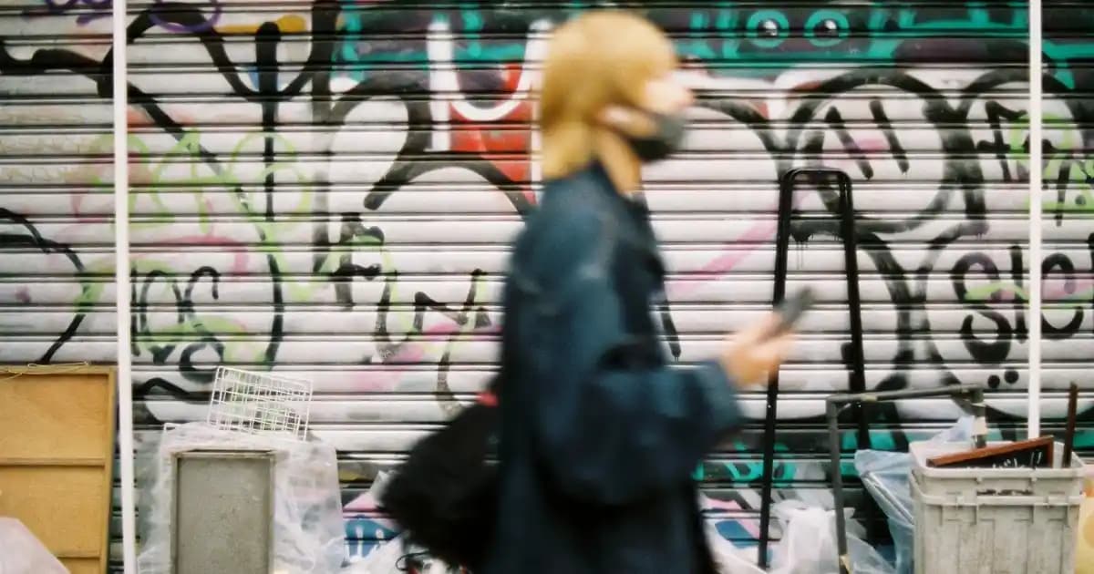 Gri Bebek Battaniyesi Dekorasyonda Şıklık ve Konforun En İyi Seçeneği