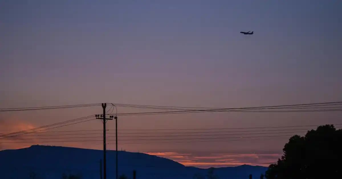 Koltuk ve Avize Uyumuyla Salon Dekorasyonunda Estetik ve Fonksiyonellik