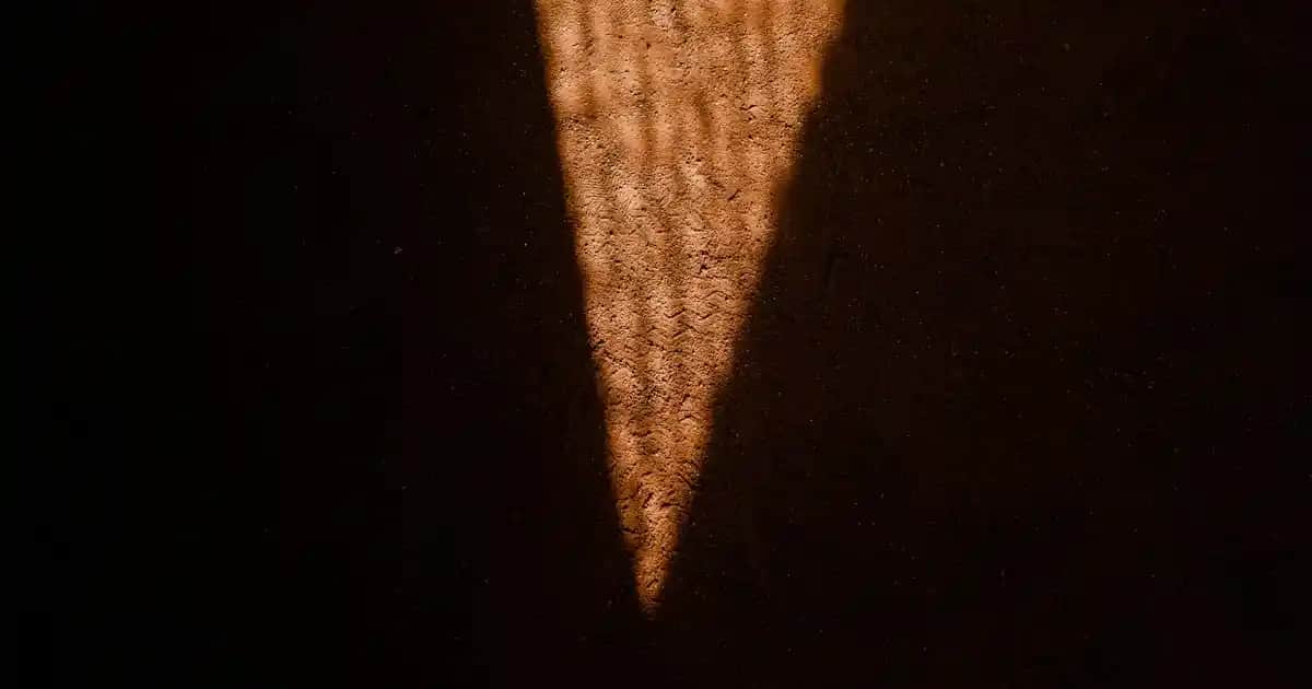 Masaüstü Telefon Tutucu Dekorasyonu: İşlevsel ve Estetik Çözümlerle Modern Ofis ve Ev Dekorasyonları