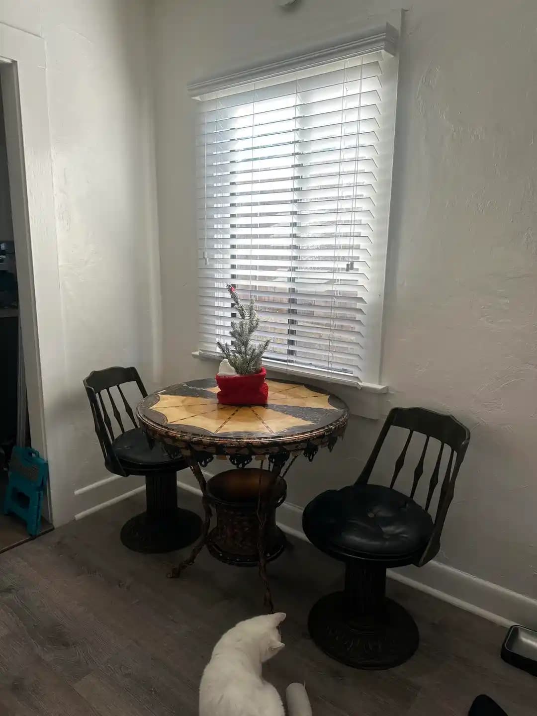 1800'ler Tarzı Reprodüksiyon Masa ve Demir Sandalyelerin Modern Dekorasyona Entegrasyonu