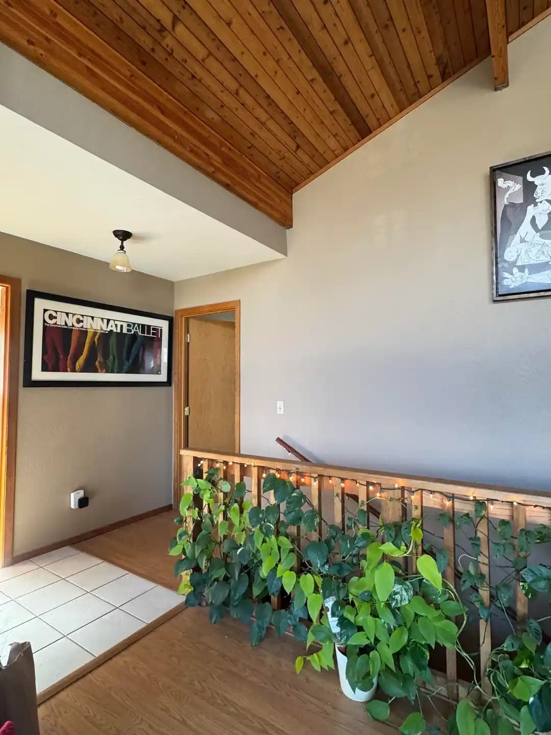 Ahşap Detaylı Evlerde Duvar Rengi Seçimi ve Aydınlatmanın Mekan Üzerindeki Etkisi