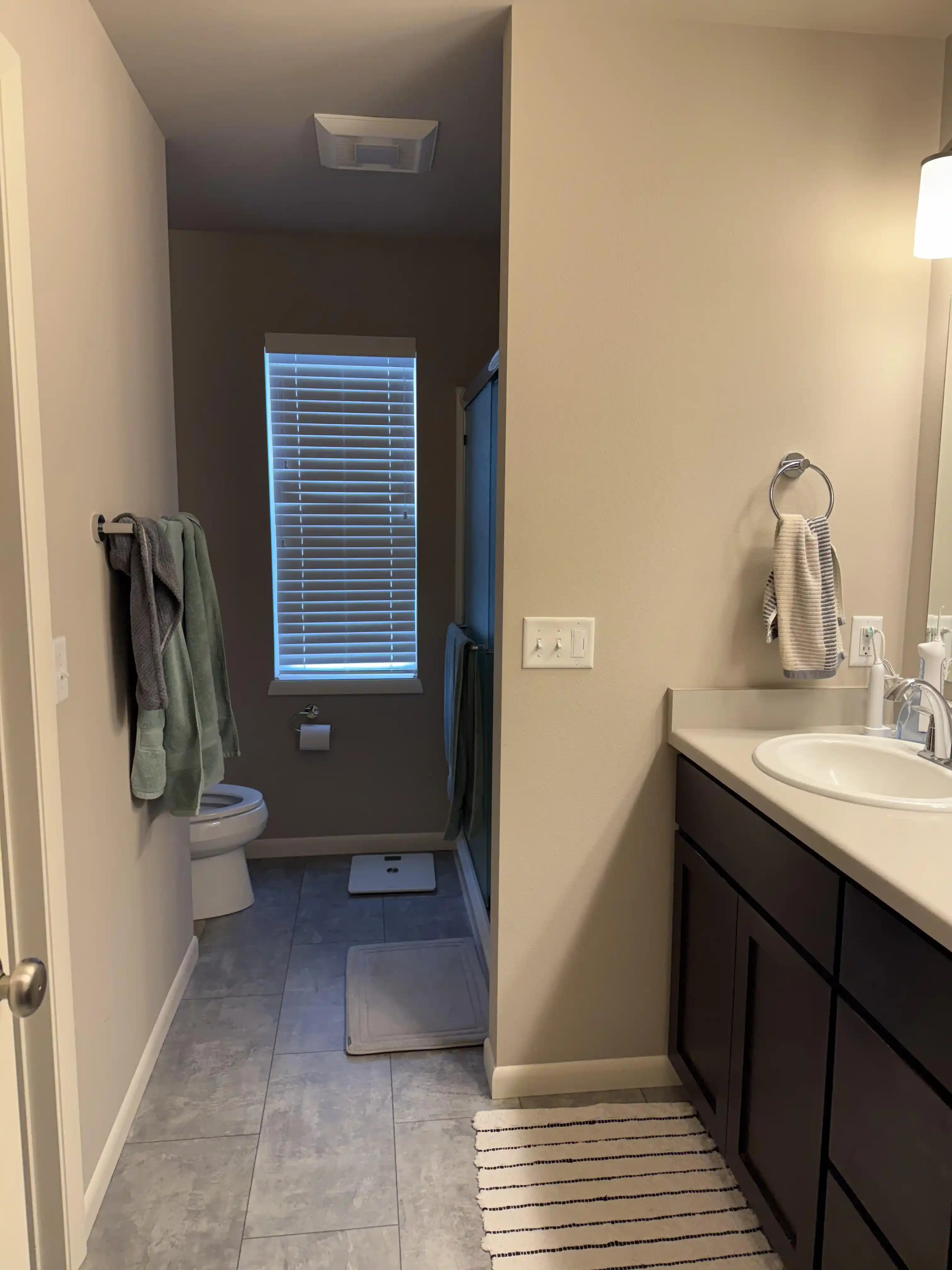 Banyo Boyası Seçiminde Renk ve Uygulama İpuçları: Estetik ve Fonksiyonel Yaklaşımlar