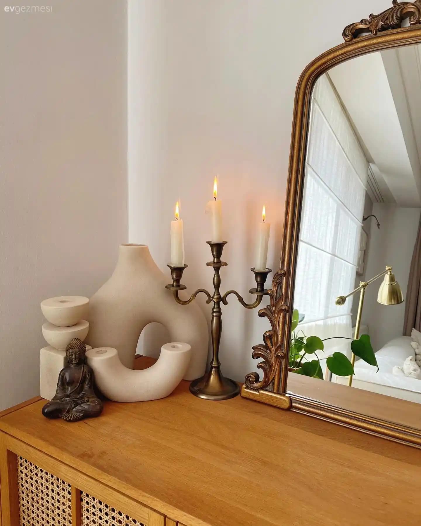 Çekmecelerdeki Küçük Dekoratif Objelerin Düzenlenmesi ve Görsel Uyumu İçin Pratik Yöntemler