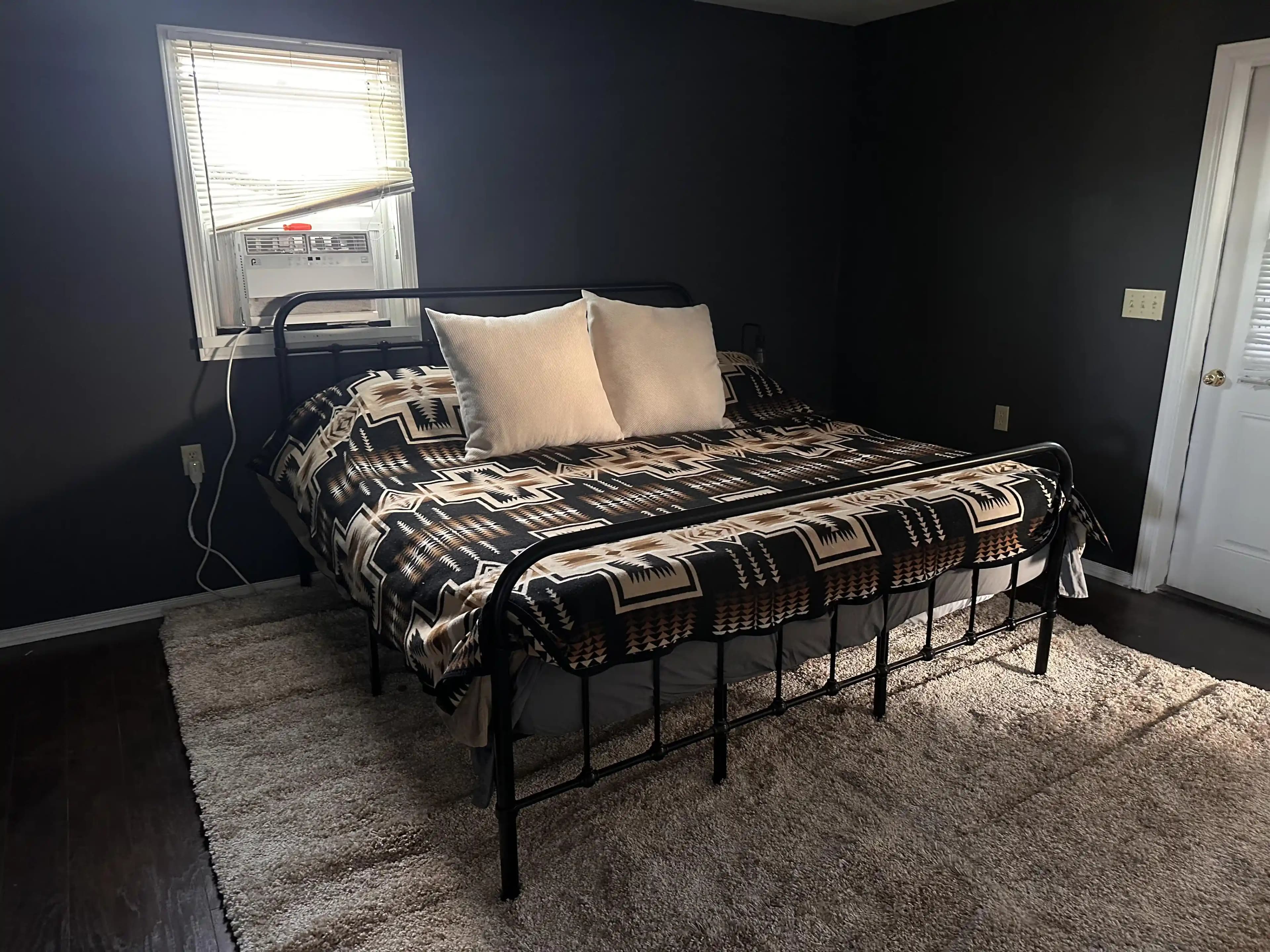 Dekoratif Yastık Seçiminde Renk, Doku ve Desen Uyumu ile Mekân Atmosferi