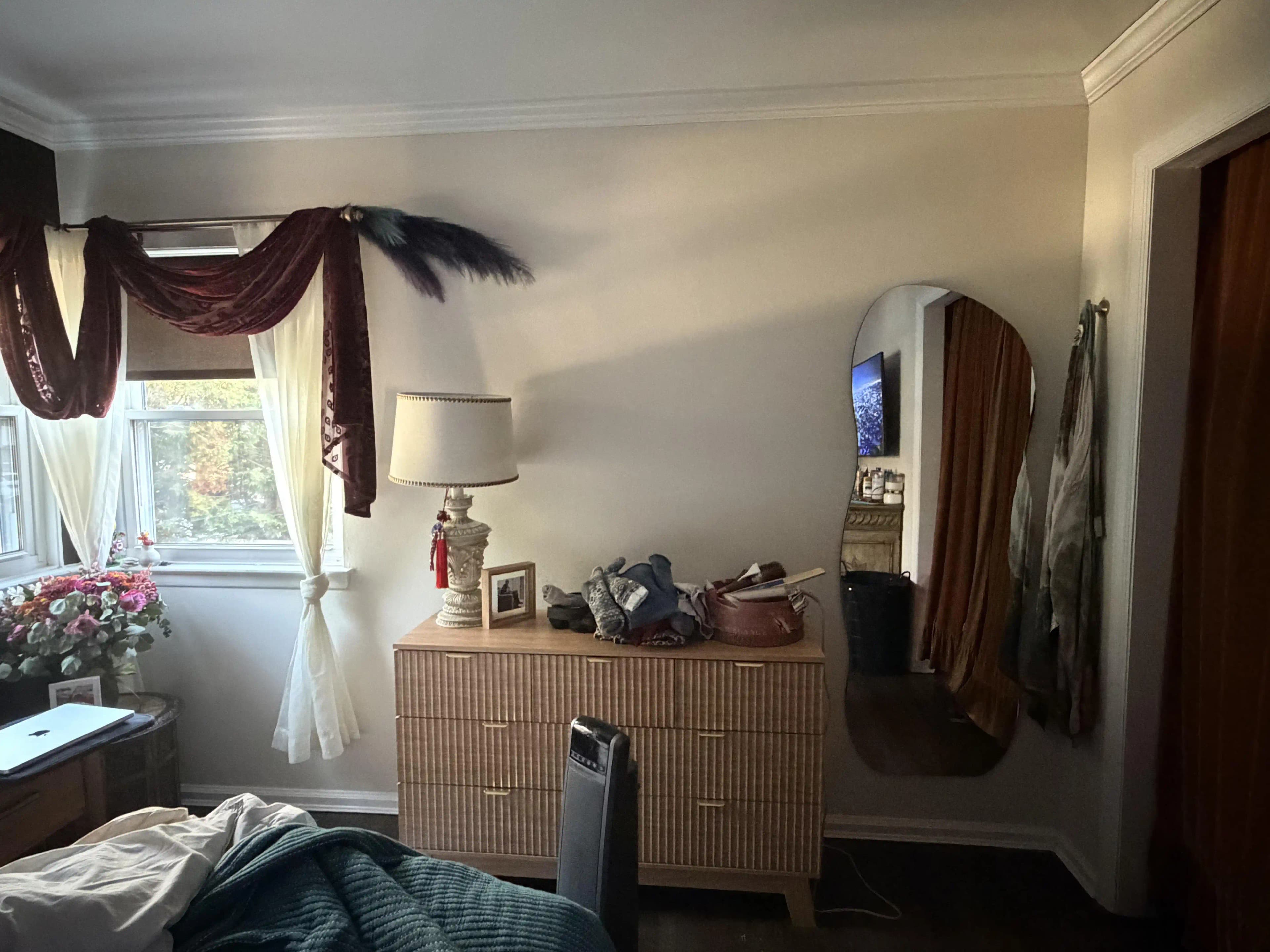 Duvar Dekorasyonunda Ayna, Raf ve Sanatın Dengeli ve Fonksiyonel Uyumu