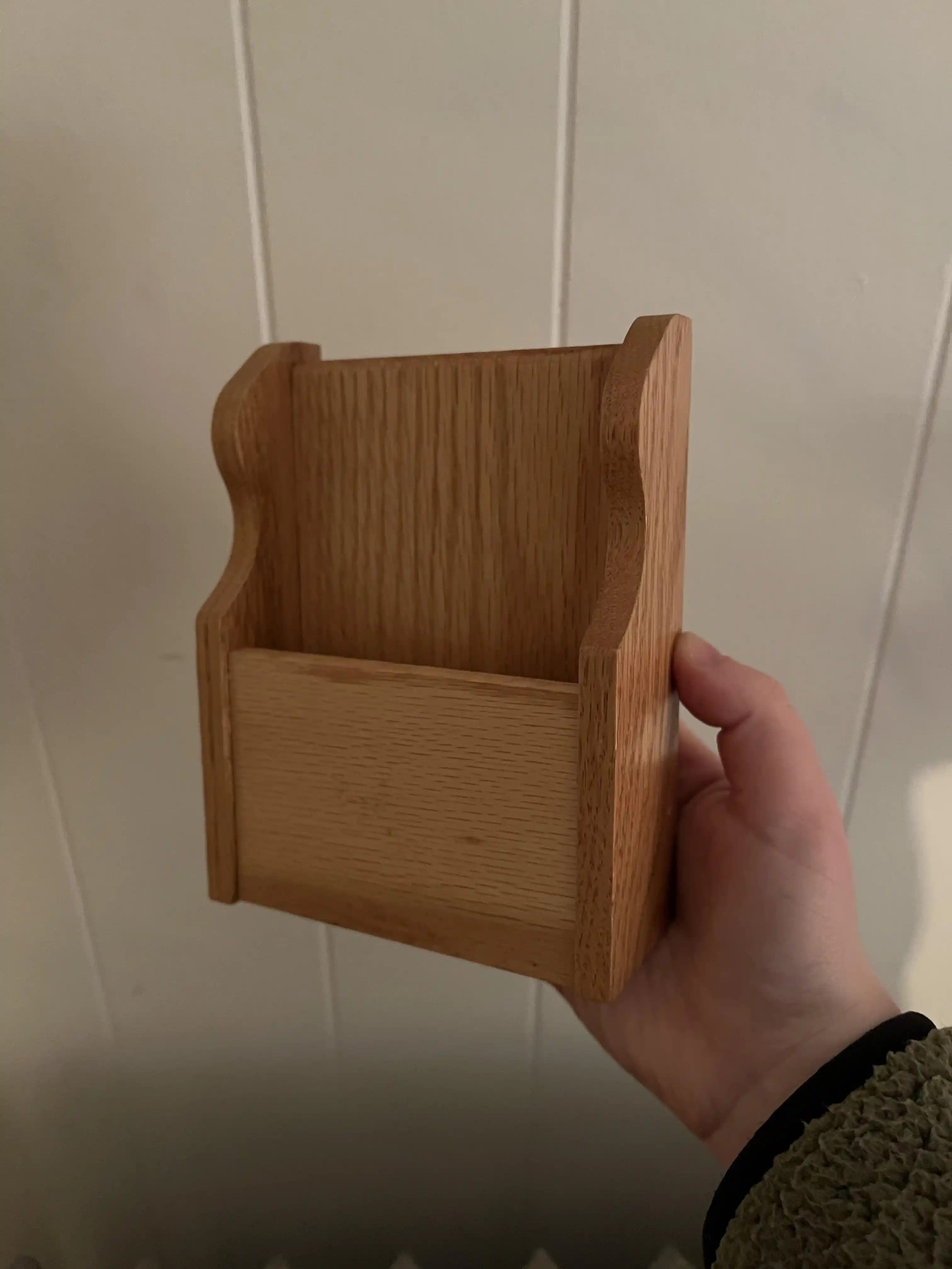 Duvara Asılan Küçük Ahşap Rafların Fonksiyonel Kullanımları ve Yerleştirme Önerileri