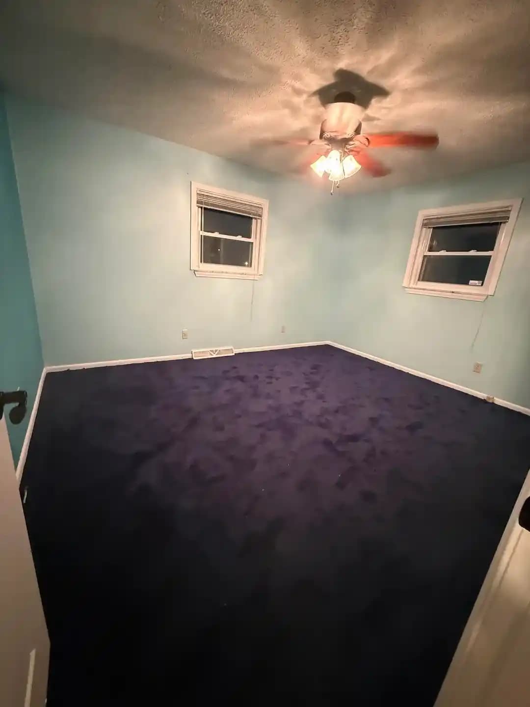 Koyu Mavi Halı ile Uyumlu Dekorasyon ve Boya Renkleri Seçenekleri