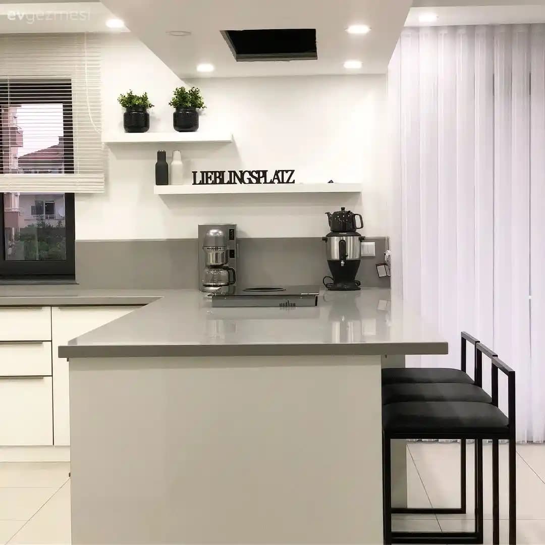 Split-Level Evlerde Tezgah Üstü Mikrodalga Arkasının Estetik ve Fonksiyonel Gizlenme Yöntemleri