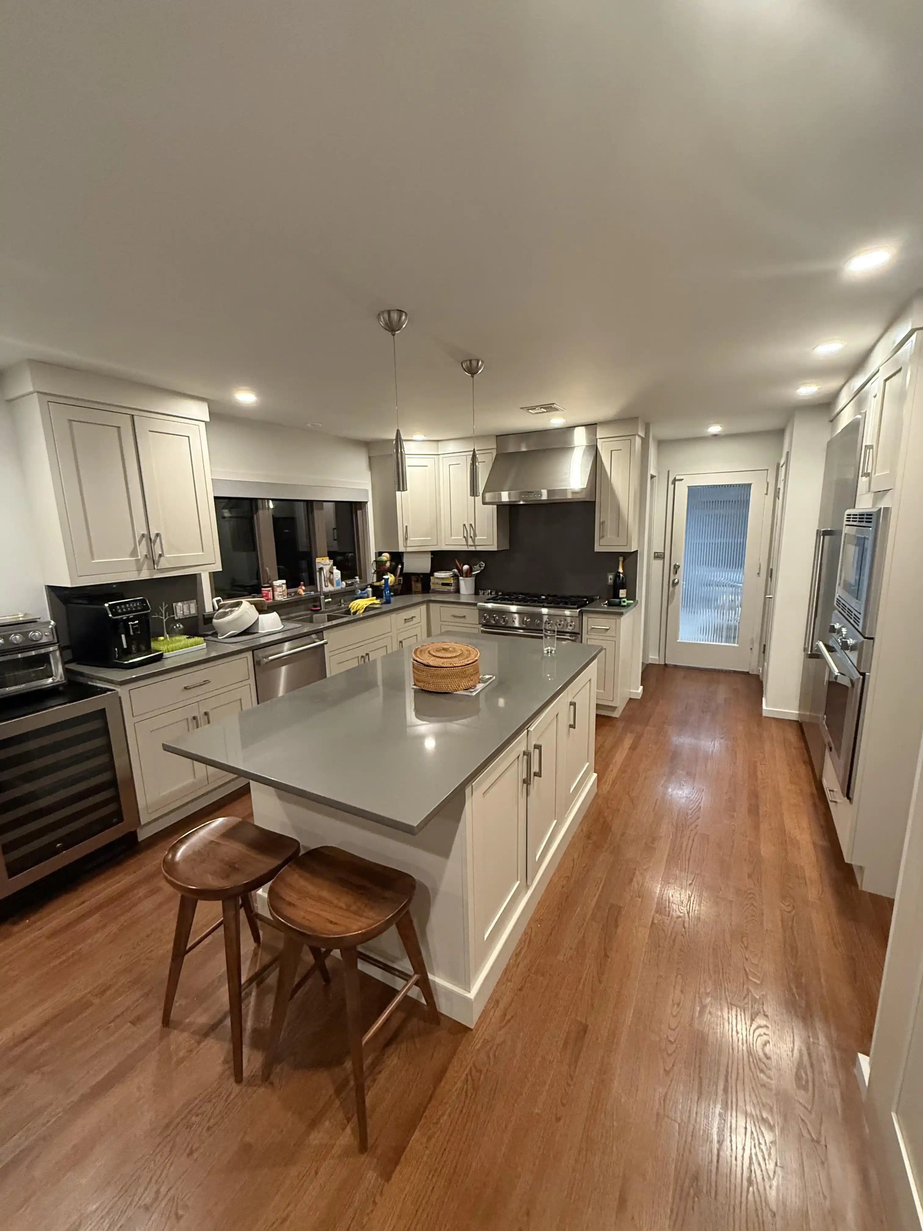 Yeni Mutfaklarda Doğal Malzemeler ve Renklerle Sıcaklık ve Yumuşaklık Yaratma Yöntemleri