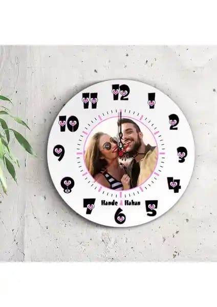 Kişiye Özel Resimli Kalpli Ahşap Duvar Saati ile Modern ve Anlamlı Dekorasyon