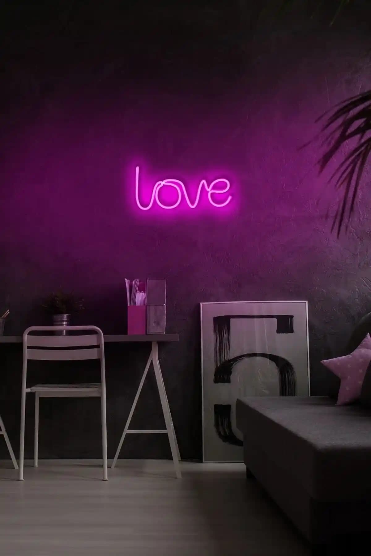 Neon Graph Ürün Karşılaştırması: Love ve Good Vibes Only Neon Aydınlatmaların Özellikleri