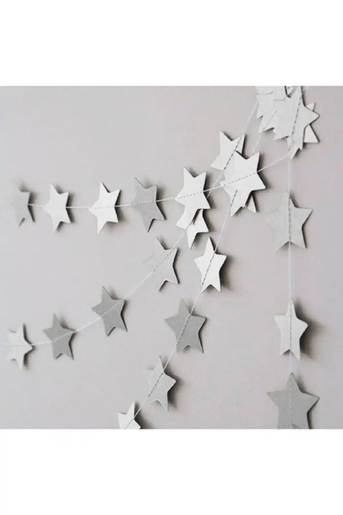 Parti Dekorasyonunda Gümüş Renkli Yıldız Tavan Süsleme ve Konfetli Balon Setleri Karşılaştırması