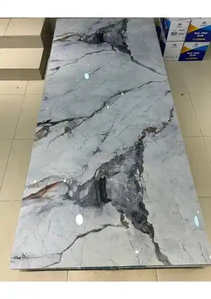 BienHome ve Brano Kendinden Yapışkanlı Duvar Kaplama Ürünlerinin Karşılaştırması ve Özellikleri