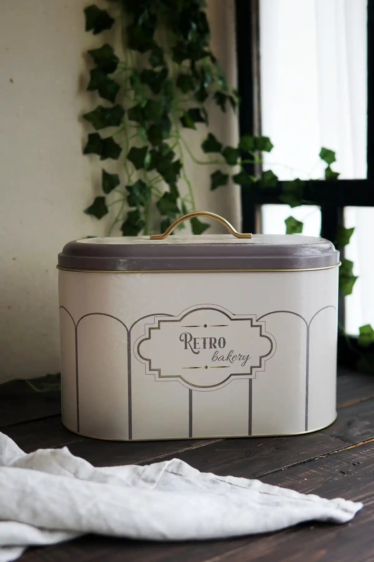 Evle Metal Oval Ekmeklik: Retro Tasarım ve Fonksiyonellik ile Modern Mutfaklar İçin