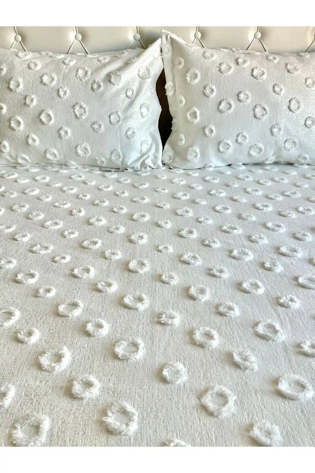LUSSO Ponpon Çift Kişilik Yatak Örtüsü 250x260 cm ve 2 Ekru Yastık Seti