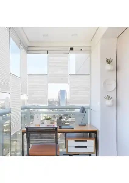 Motto Cam Balkon ve Ofis Plise Perde: Estetik ve Fonksiyonel Katlanır Perde Seçeneği