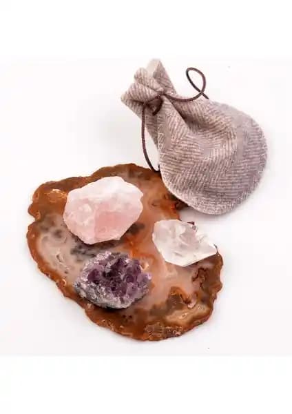 Taş Sandığı Dekoratif Doğal Taş Seti: Ametist, Pembe Kuvars ve Kristal Kuvarsın Estetik Buluşması