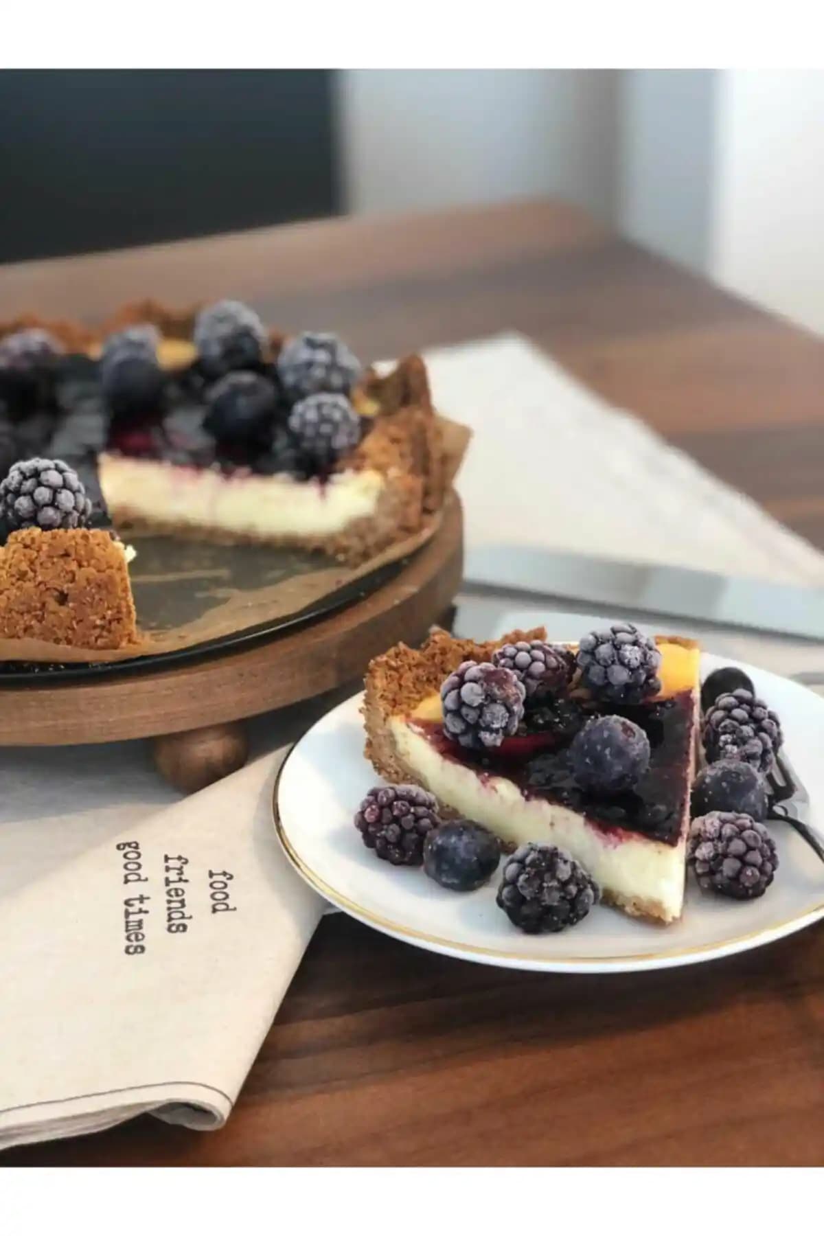 woodretro Top Ayaklı Ahşap Sunumluk Ceviz Renkli Yuvarlak Çay Tabağı Tasarımı