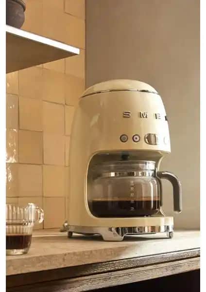 Smeg DCF01CREU ve DCF02PBEU Filtre Kahve Makineleri Karşılaştırması ve Özellikleri