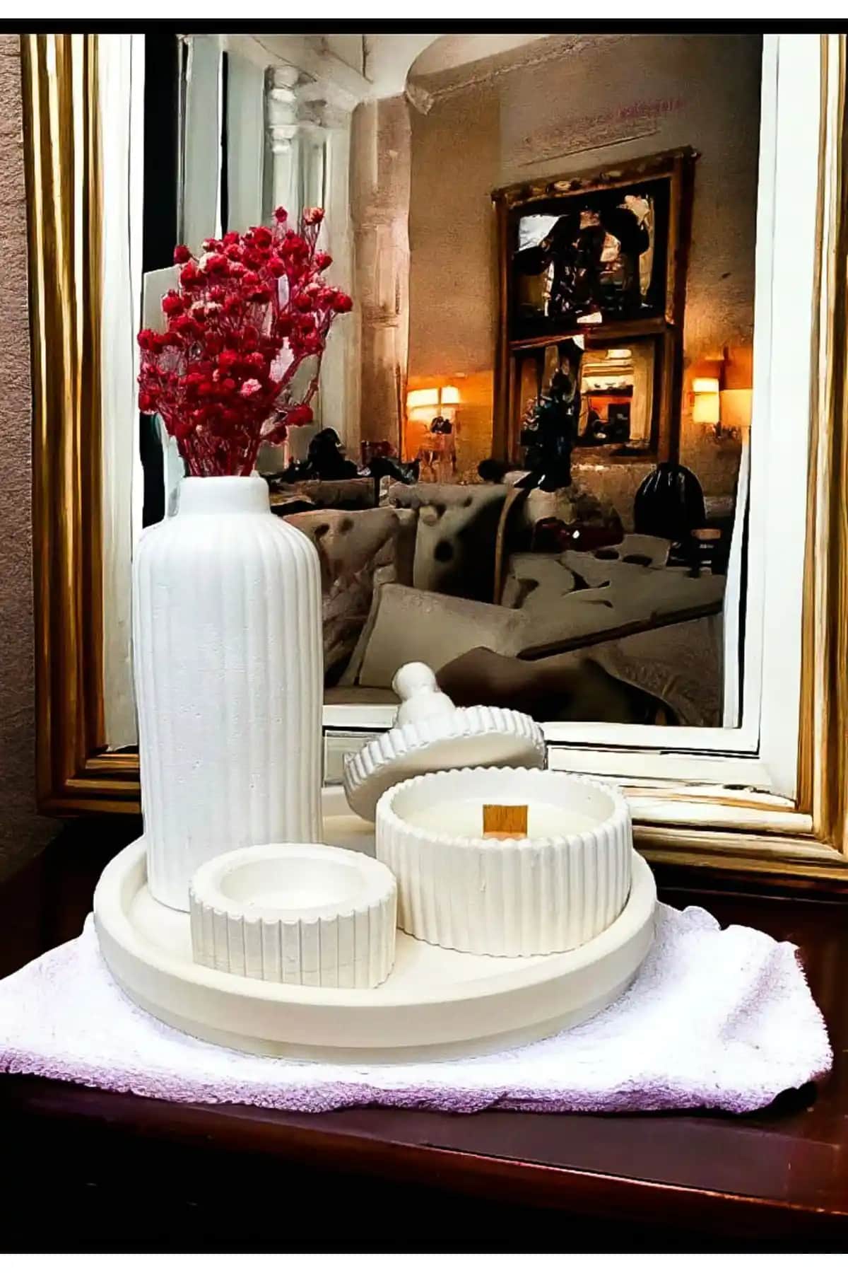 Aymumi Home Beyaz Renk Özel Tasarım Kokulu Mum ve Uzun Vazo Seti Dekorasyon Ürünü