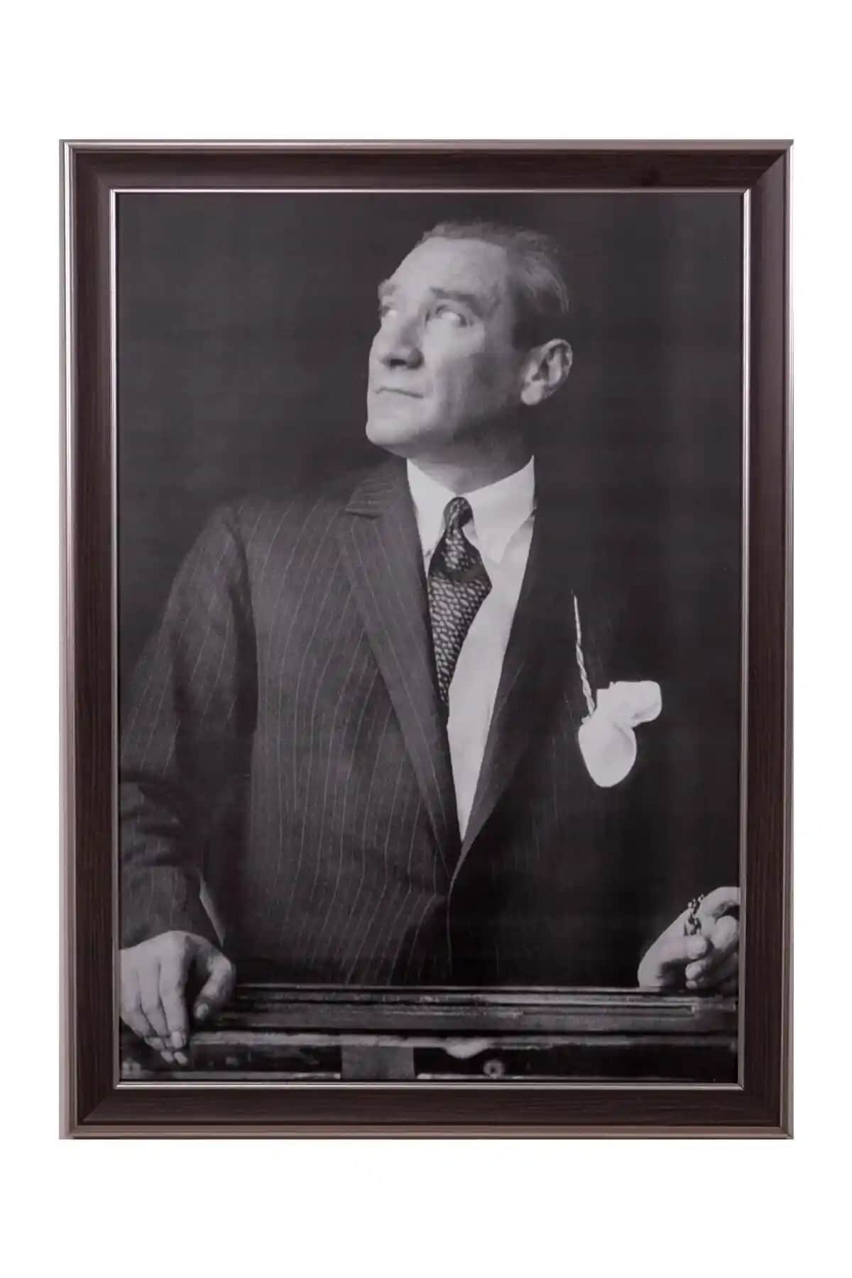 BELLARTE ve epiqart Atatürk Portresi Tabloları Karşılaştırması ve Dekorasyon İpuçları