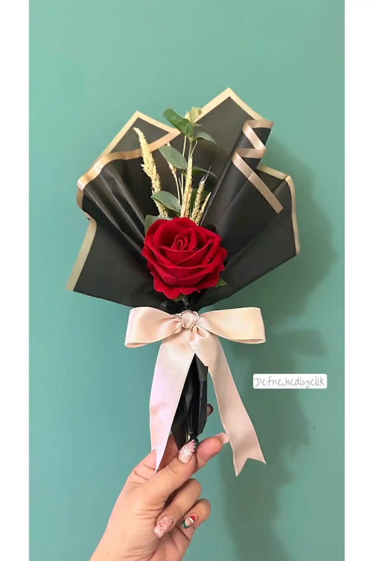 Defne Hediyelik ve Destina Tasarım Yapay Gül Buketleri Karşılaştırması