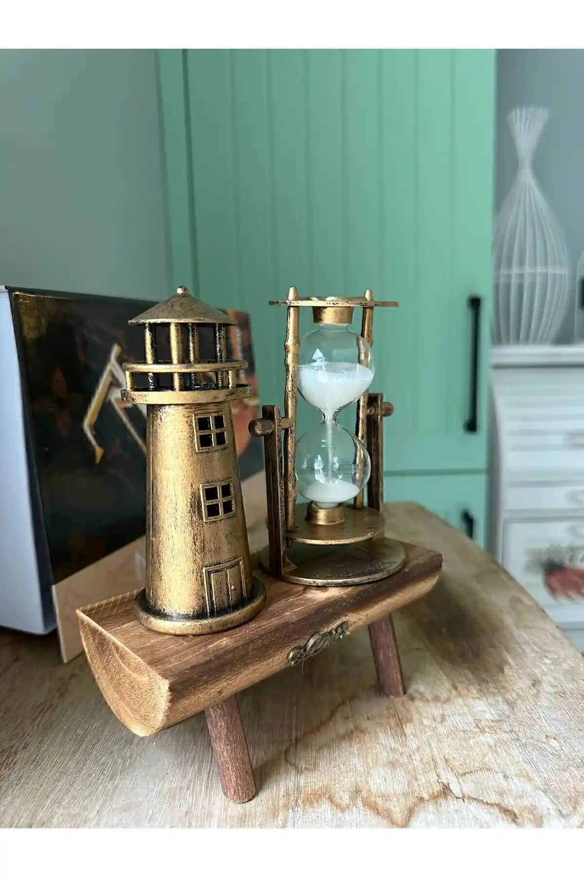 Deniz Feneri Temalı Ahşap Dekoratif Kum Saati: Retro ve Şık Tasarım Detaylarıyla Dekorasyonunuzu Zenginleştirin