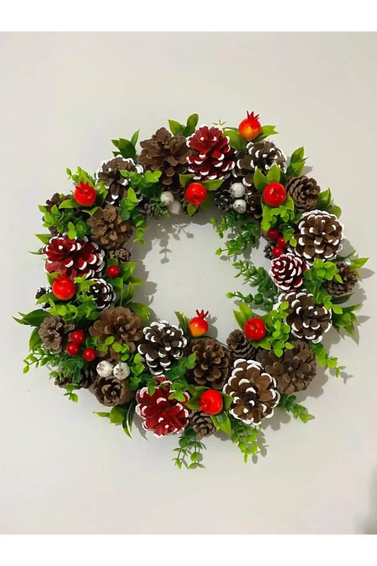 Genel Markalar TF Yılbaşı Konsept Kozalak Kapı Süsü ile Ev Dekorasyonunuza Şıklık Katın