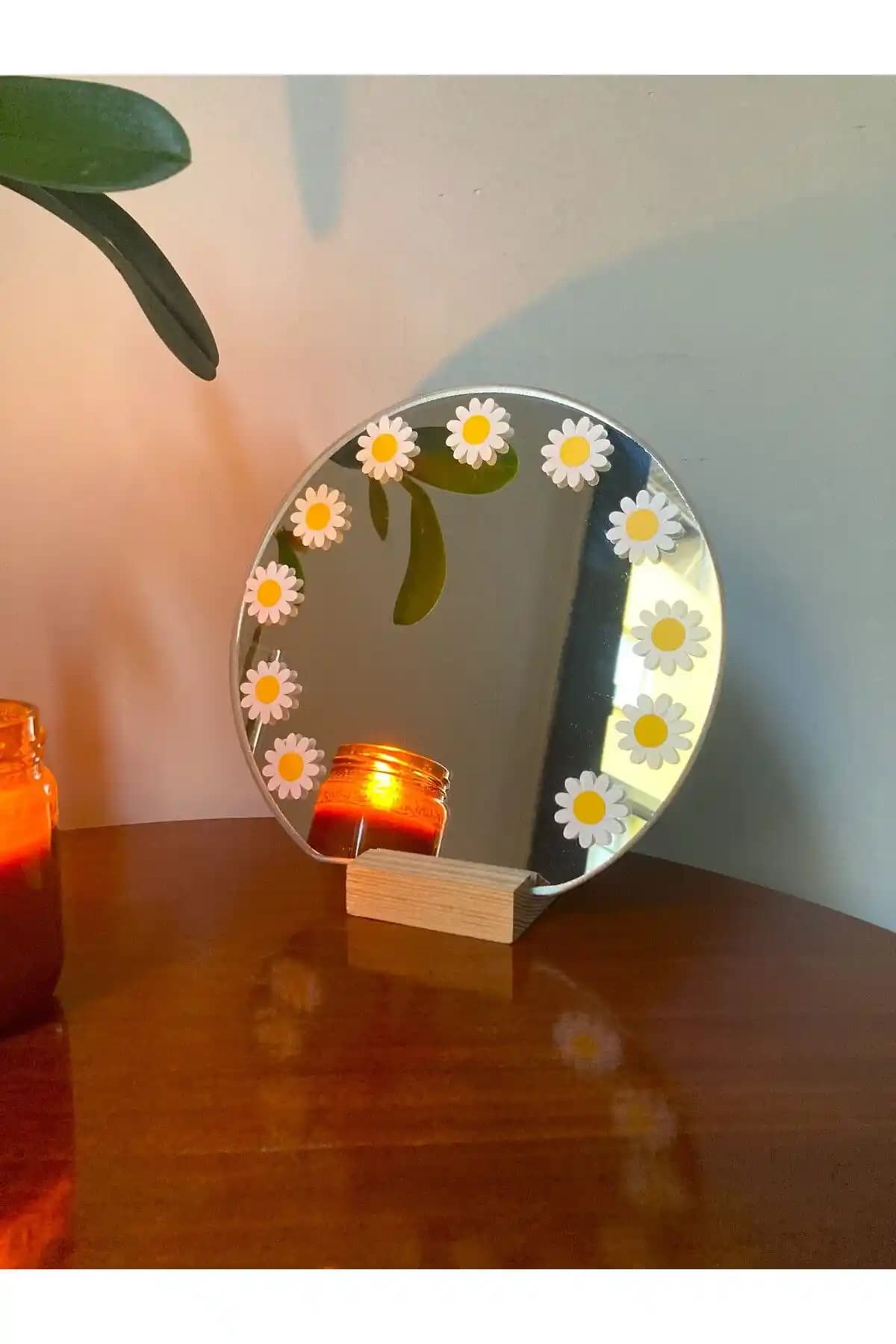 Home Art Nova Papatyalı Standlı Makyaj Aynası: Estetik ve Fonksiyonellik Bir Arada