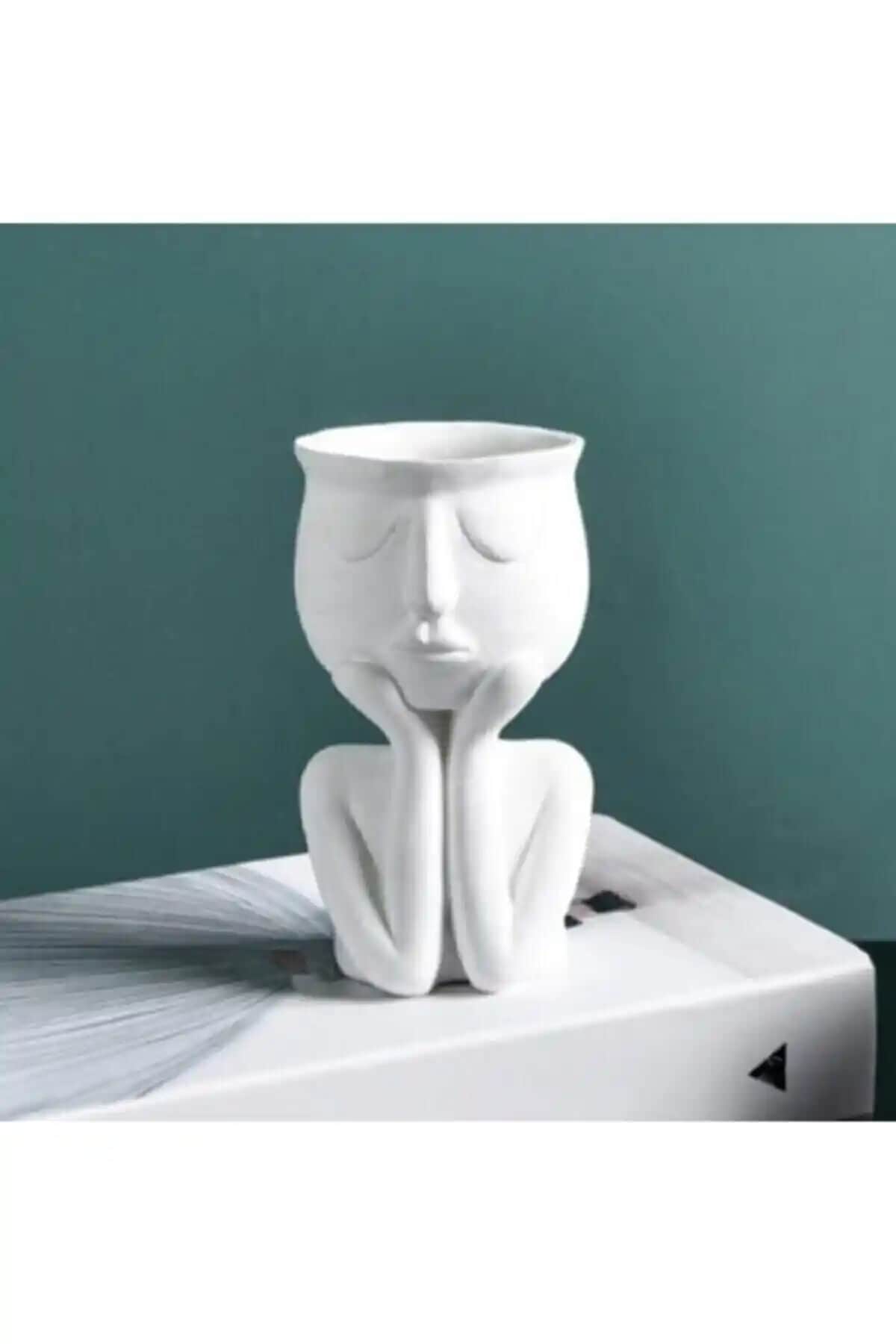 Linecraft Eli Yüzünde Beton Saksı Modern ve Dayanıklı Dekorasyon Parçası