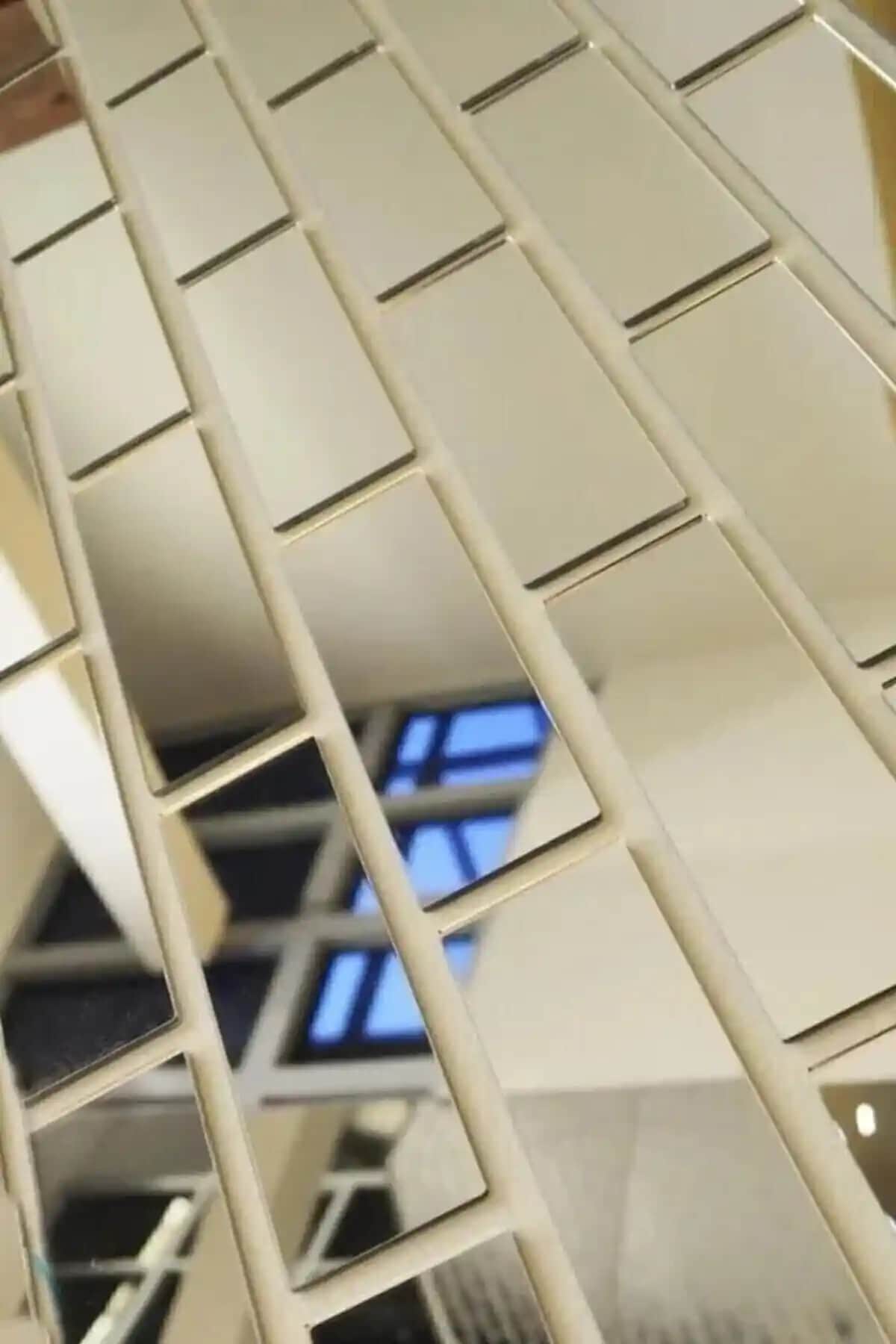 Modern ve Şık Dekoratif Pleksi Tuğla Desenli Gümüş Renkli Ürün Özellikleri ve Kullanım Alanları