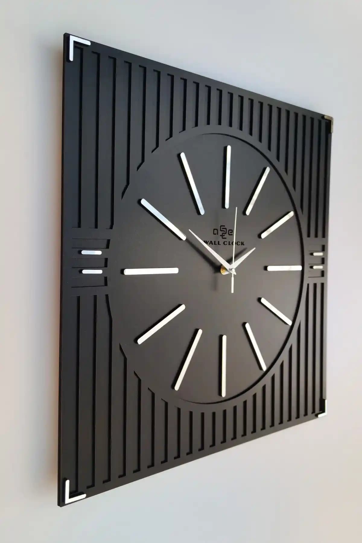 Modern ve Şık Siyah Gü<müş> Renkli Kare Duvar Saati 50x50cm ile Mekânınıza Zarafet Katın