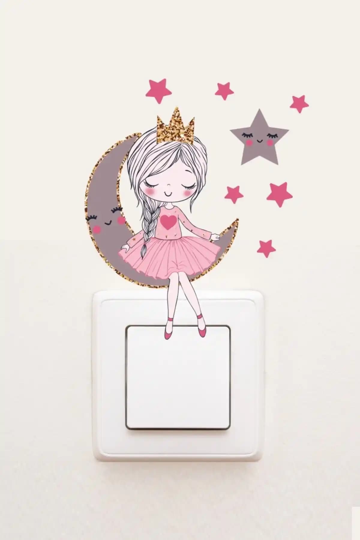 Sim Tasarım Ürünleri Karşılaştırması: Priz ve Yılbaşı Stickerlerinin Özellikleri