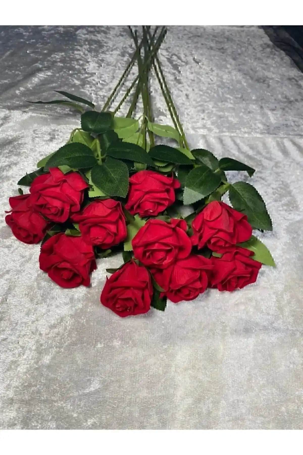 Yasima Yapay Kadife Kırmızı Güller: Uzun Ömürlü ve Estetik Dekorasyon ve Hediye Seçeneği