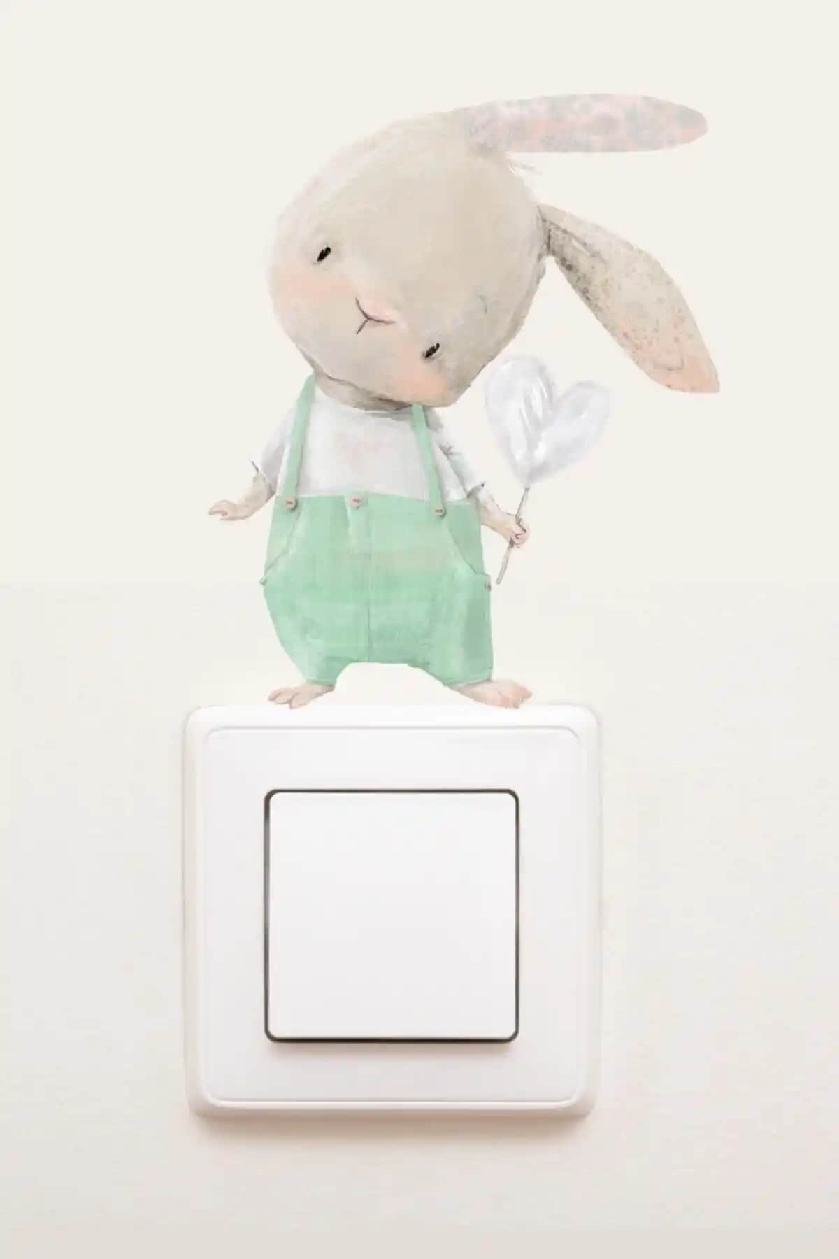 Yeşil Tulumlu Tavşan Dekoratif Priz Sticker ile Çocuk ve Bebek Odalarını Canlandırın