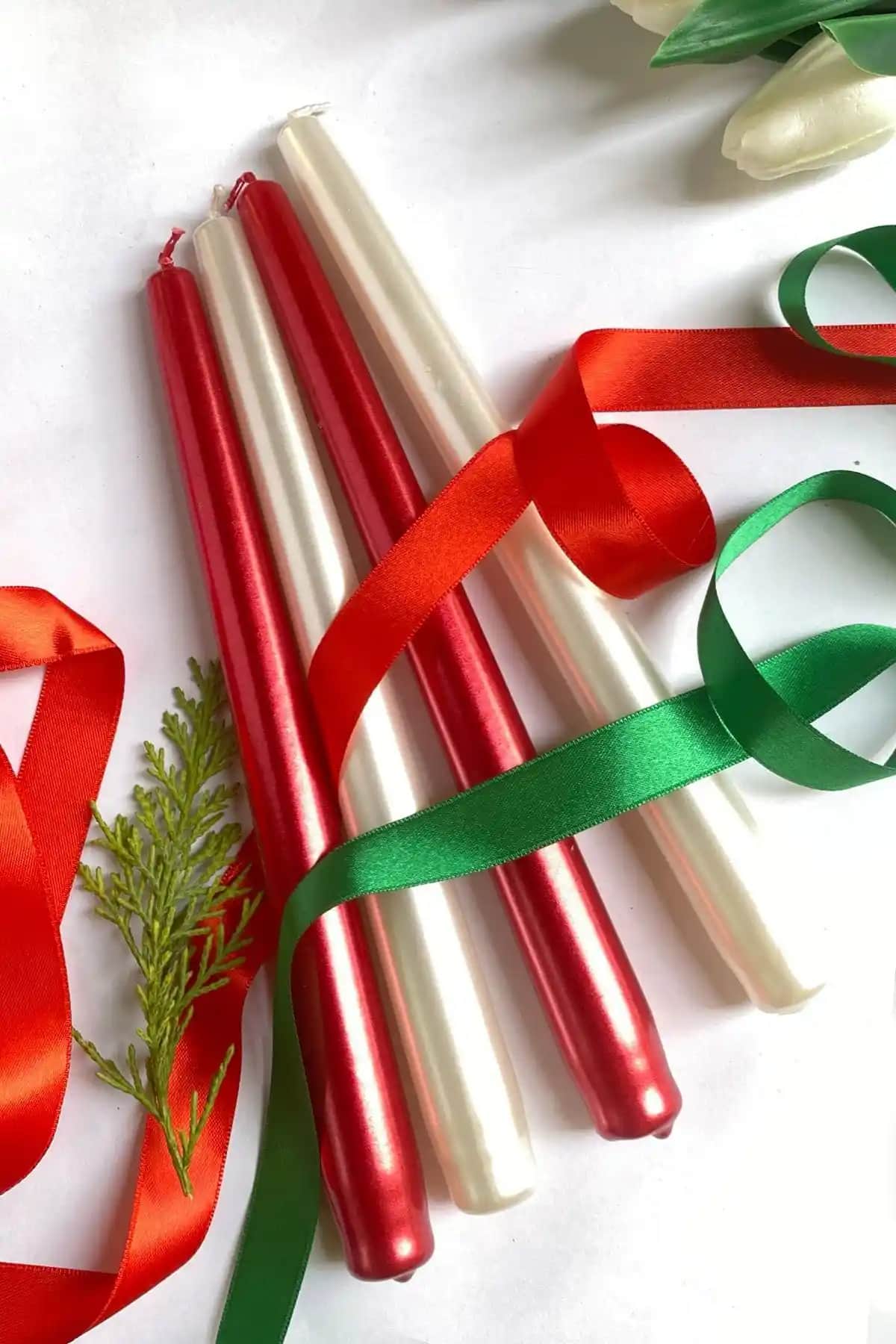 Yılbaşı ve Özel Günler İçin Sedefli Kırmızı Beyaz Konik Mum Seti 4'lü Dekorasyon Ürünü