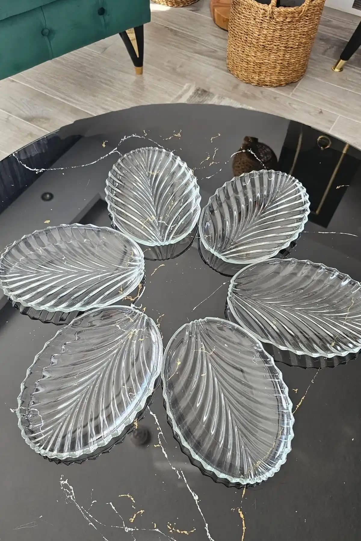 6'lı Cam Servis Tabağı: Estetik ve Fonksiyonelliği Bir Arada Sunan Modern Çözüm