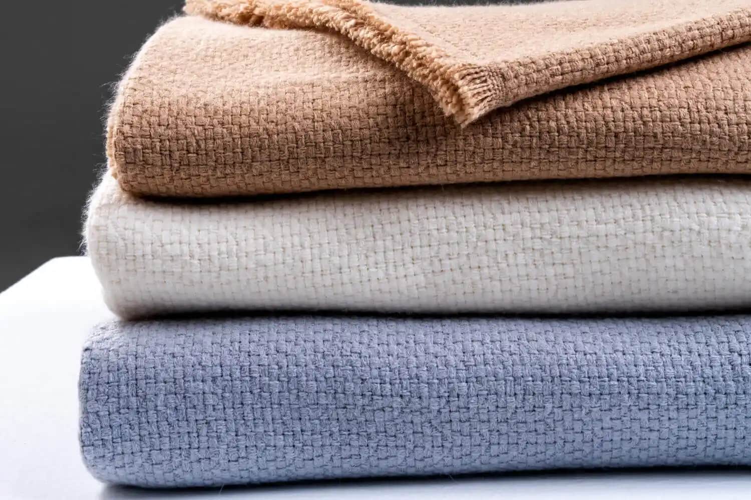 Açık Krem Renkli Dekorasyon ve Mobilya Trendleri: Zarif ve Sıcak Bir Atmosfer Yaratma Rehberi