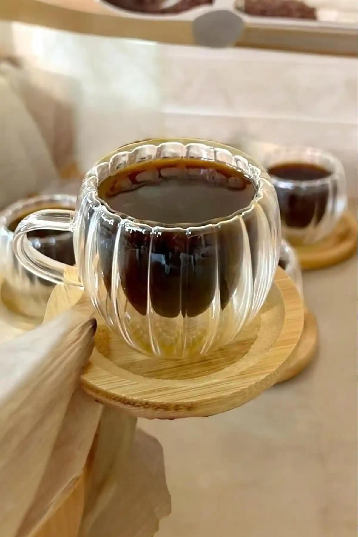 Ahşap Altlıklı Kahve Fincanlarıyla Dekorasyonda Şıklık ve Fonksiyonellik