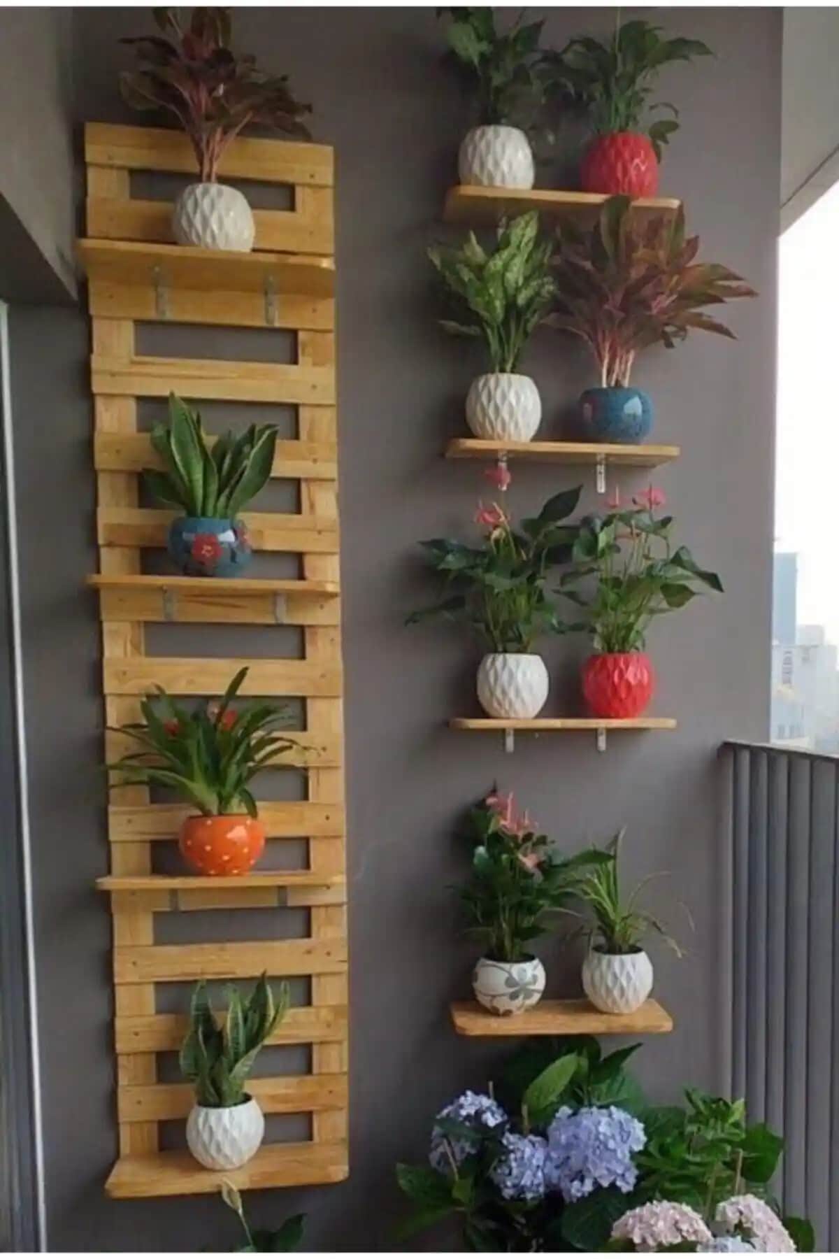 Ahşap Balkon Çiçeklik Modelleri ile Doğal ve Estetik Balkon Dekorasyonu Seçenekleri