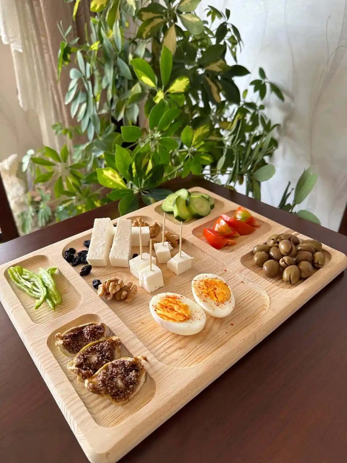 Ahşap Kahvaltı Sunum Tabağı: Doğallık ve Şıklığın Modern Sofralardaki Yeri