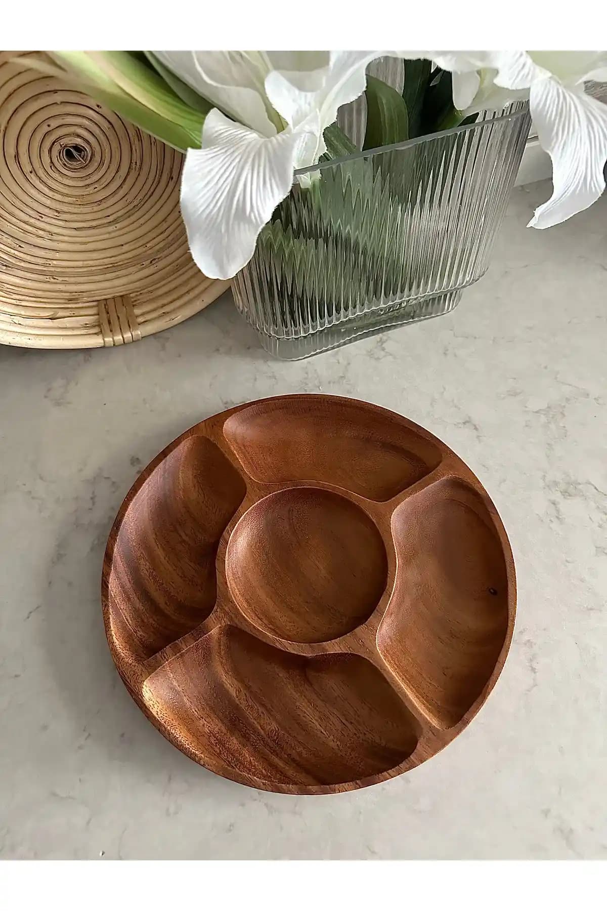 Akasya Tabaklar: Dekorasyon ve Mobilyada Doğal Şıklık ve Fonksiyonellik