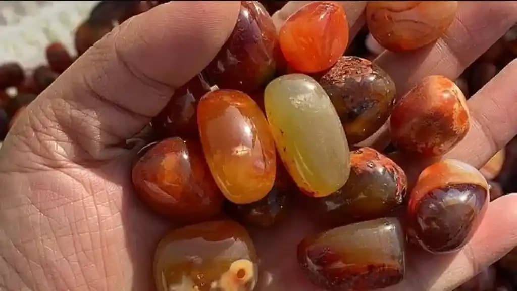 Akik Taşı: Dekorasyonda Doğal Güzellik ve Spiritüel Anlam Derinliği