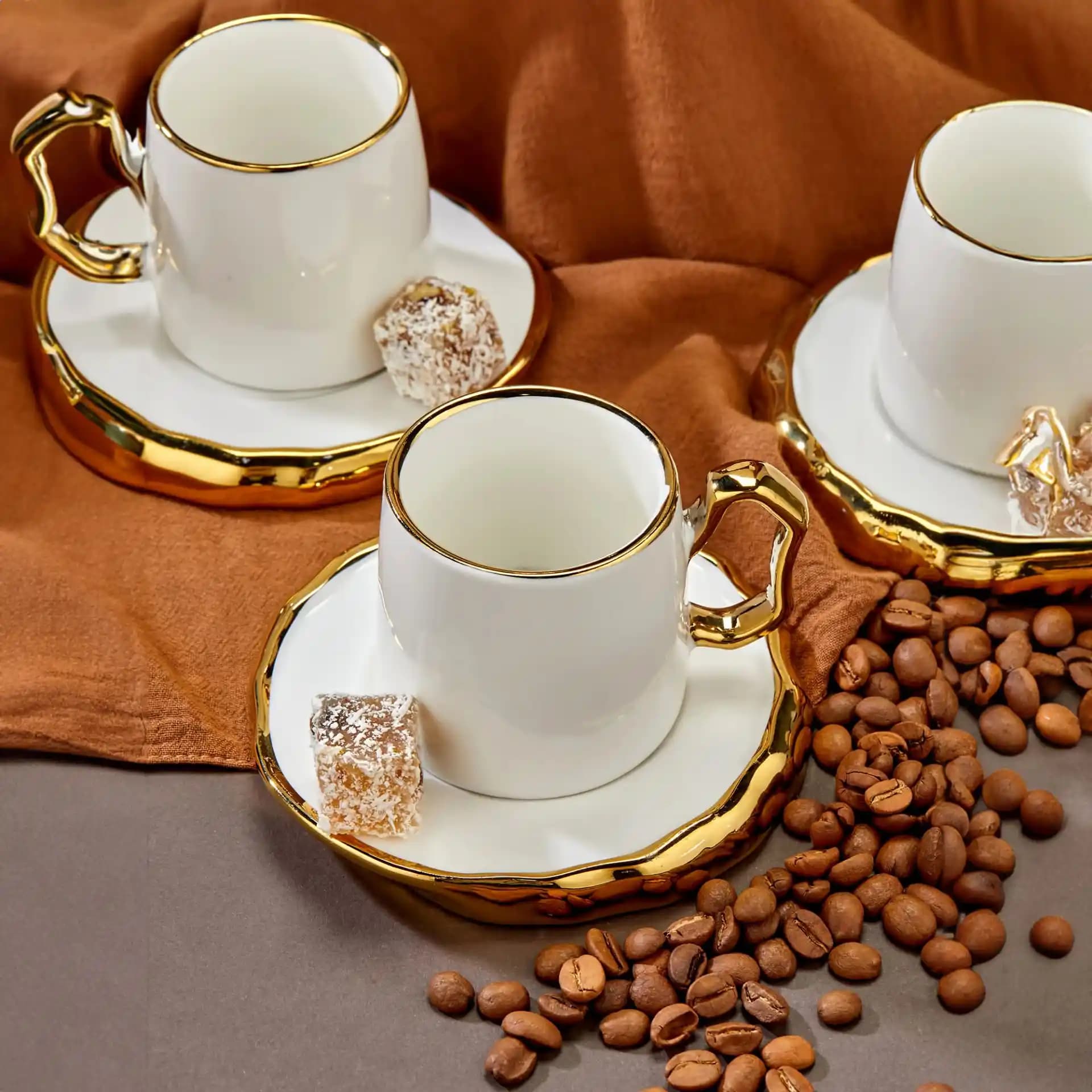 Altın Detaylı Kahve Fincan Takımlarıyla Ev Dekorasyonunda Zarafet ve Şıklık
